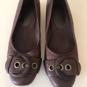 Bare Traps brown leather low wedges